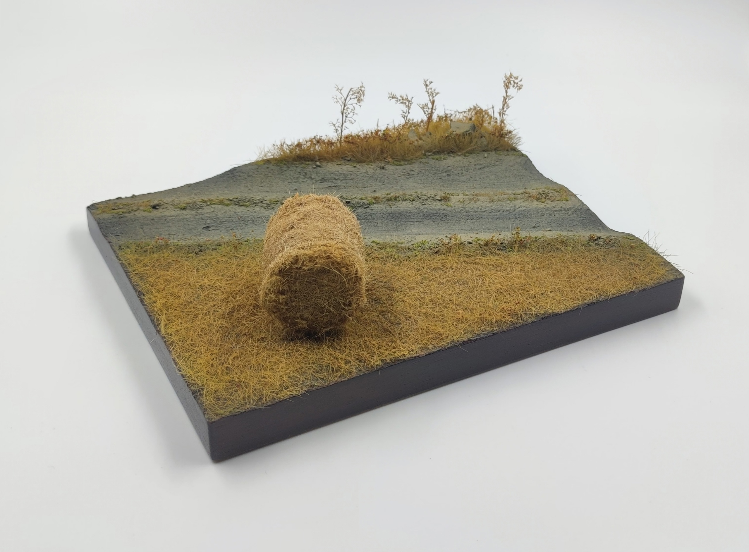 HE-35079 Подставка "поле со стопом сена"
