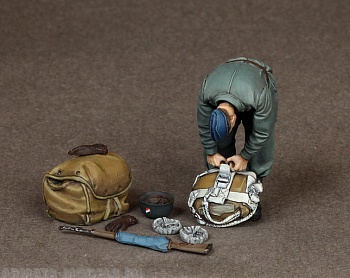 35112SOGA Fallschirmj?ger at the airfield.